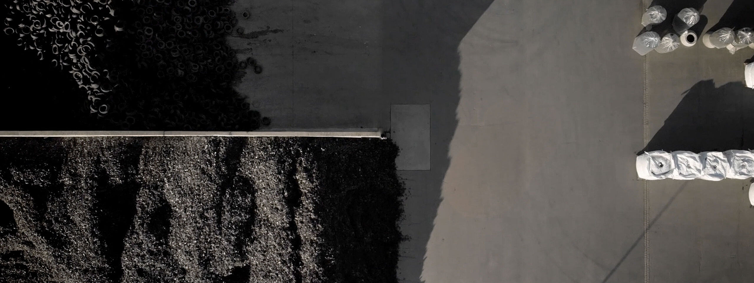 Draufsicht auf Gummigranulat aus recycelten Reifen in einer Produktionsanlage