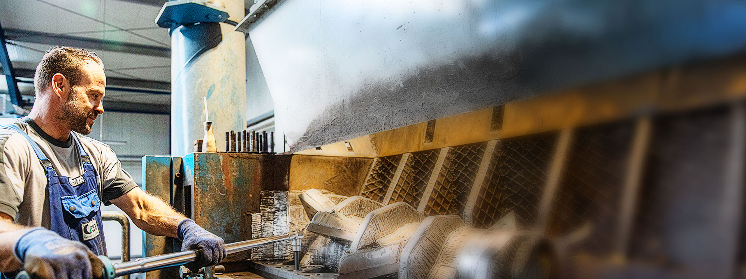 Karriere bei PVP Triptis | Elastomer-Recycling aus Altreifen Mitarbeiter bei PVP Triptis bedient Maschine zur Reifenzerkleinerung