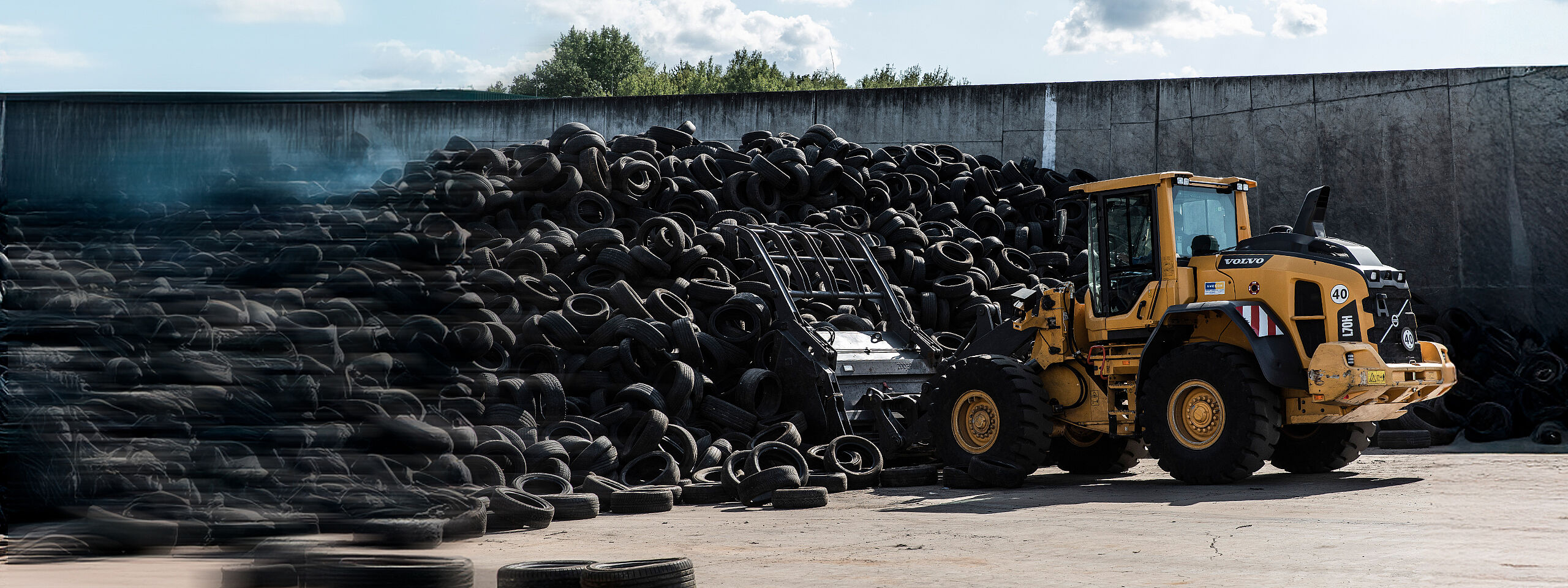 Altreifenlogistik bei PVP Triptis | Sammlung und Verarbeitung vor Ort Radlader bewegt große Mengen Altreifen auf dem Gelände der PVP Triptis